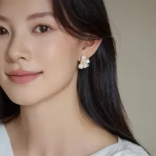 優雅な花デザインの痛みのないイヤクリップ【ピンク・高級感あり】