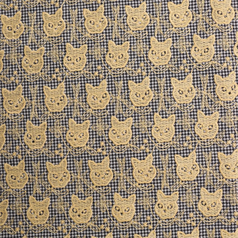 猫刺繍のツイード風生地：キルティング加工による秋冬向け暖色系デザインの実用性解析