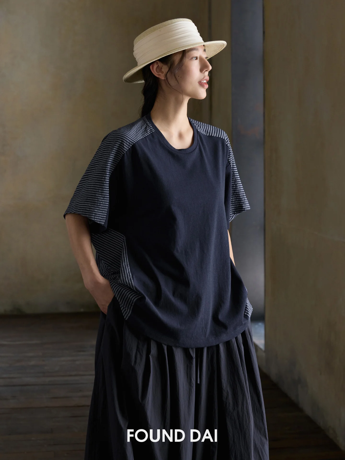 日常の着こなしに悩むあなたへ：リネンコットンの前短後長Tシャツは、本当に必要なのか？
