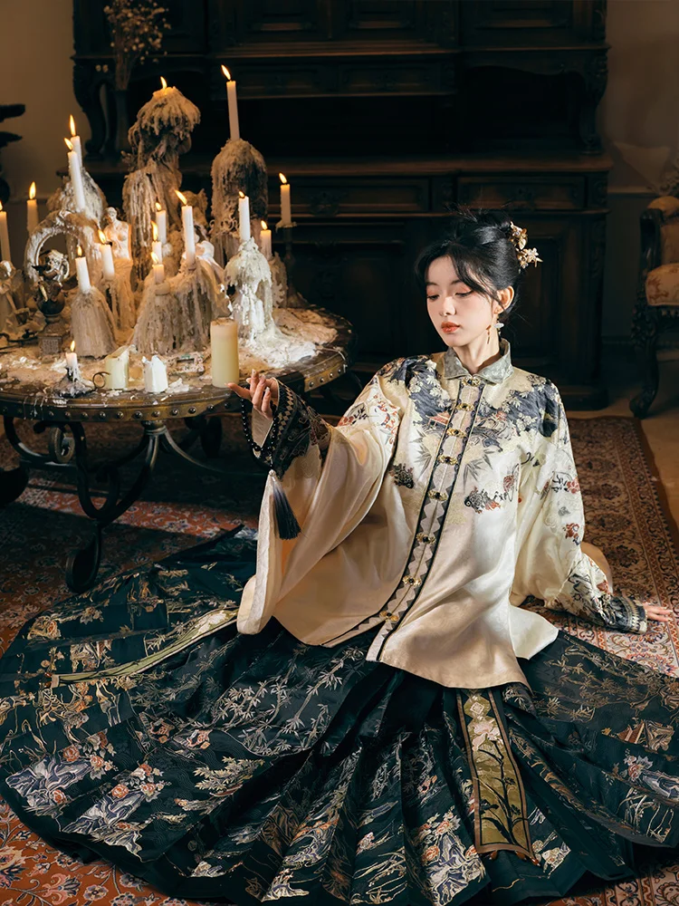 服が清楚になるには、デザインと素材のバランスが鍵！？