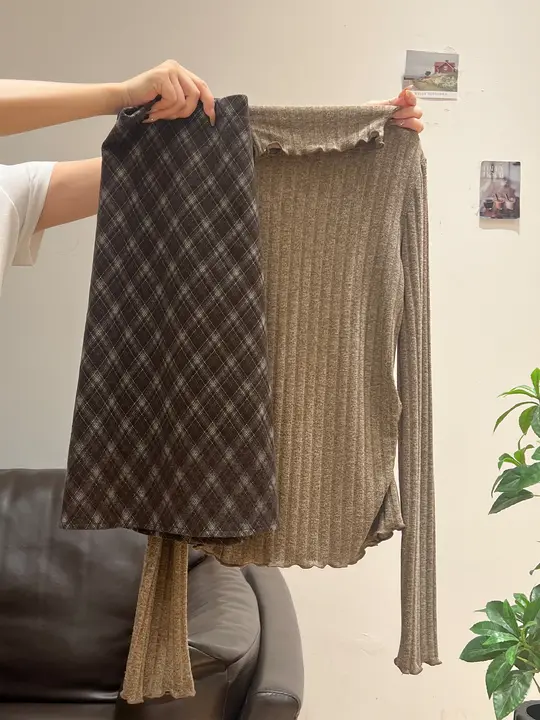 秋冬用 カフェブラウンのフリル付き長袖Tシャツとハイウエストチェック柄Aラインスカート（セットアップ対応）