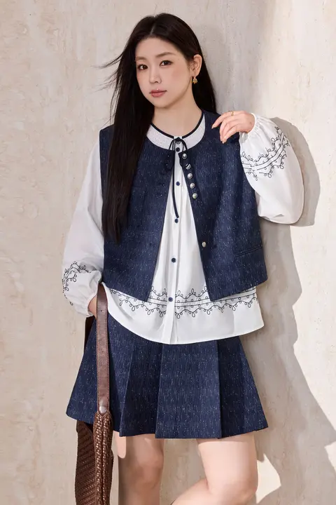 女性用 フランス風レトロデザインの刺繍入りベストとシャツ、プリーツスカート【体型カバー・三点セット】（セットアップ対応）