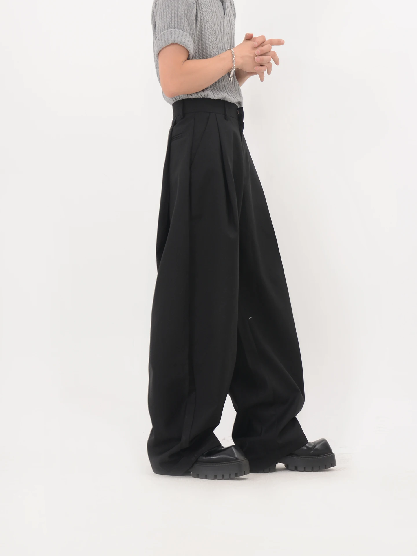 タックパンツ メンズ どうやって着るの？カジュアルで高級感を演出する1つの秘密