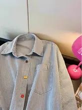 カジュアルなビッグサイズブルーとホワイトのストライプデニムシャツ【ユニセックス・長袖・秋用・カラー付きボタン・翻領】