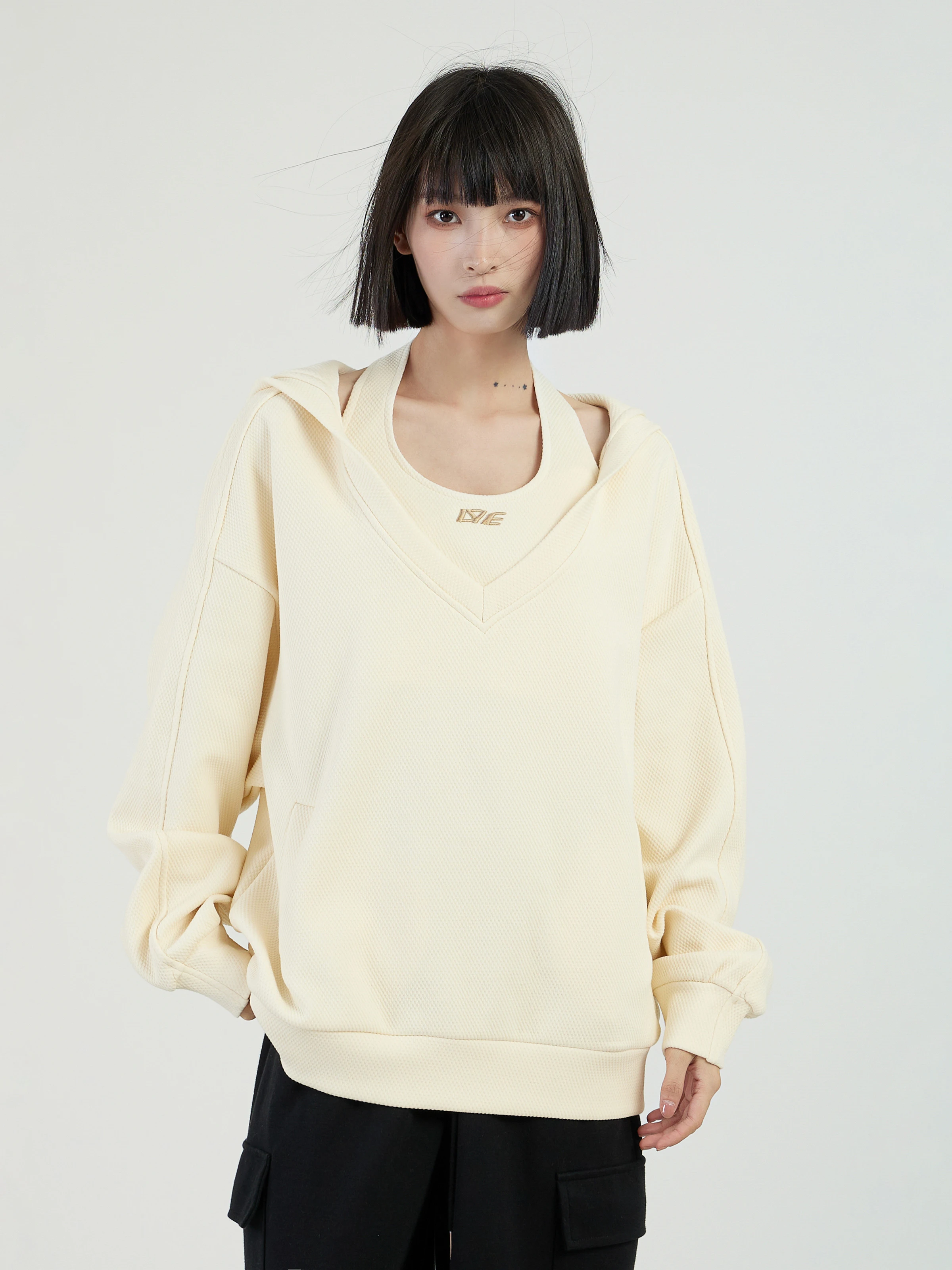 大人可愛い服 40代コーデの完全ガイド｜フード付きスウェットシャツで自然な可愛さを実現