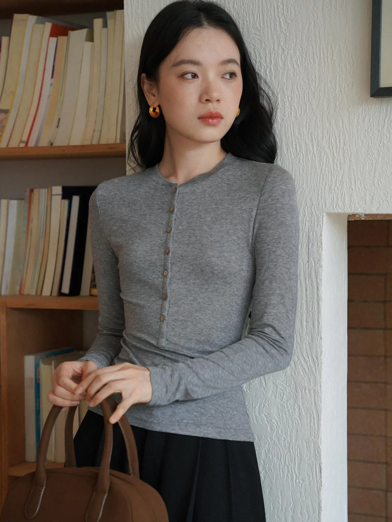 ママコーデの基本スタイルとは？ヘンリーネックTシャツで失敗しない秋のコーデを徹底解説