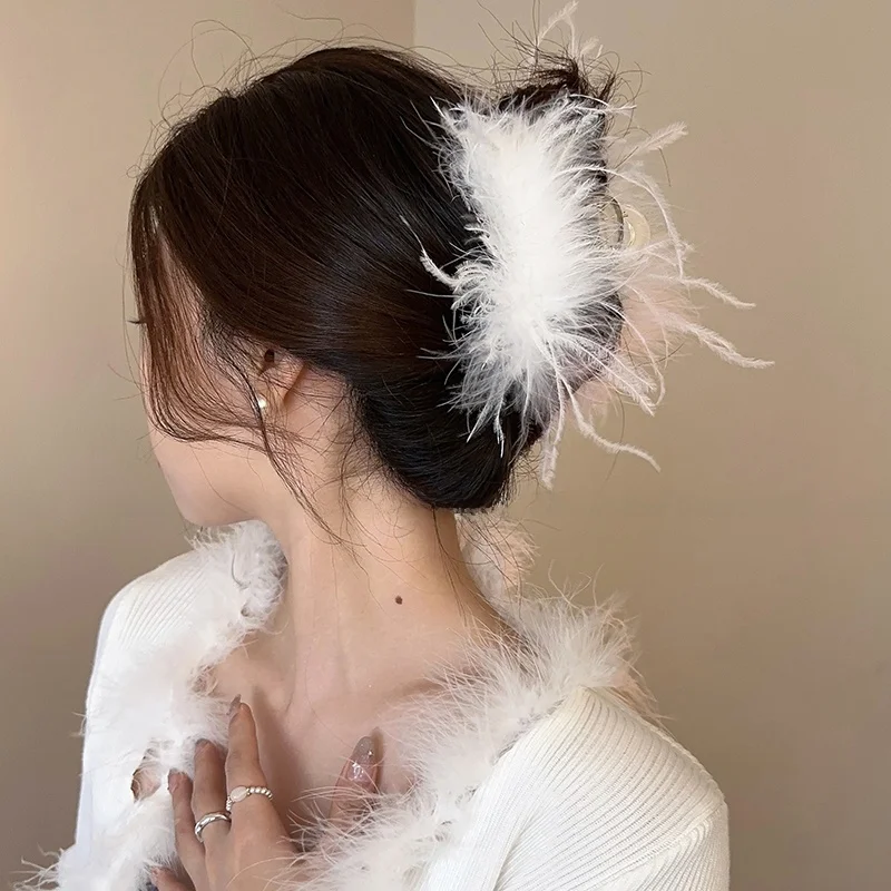 羽毛のヘアクリップ：トップボリュームを自然に演出する高級感のアイテム
