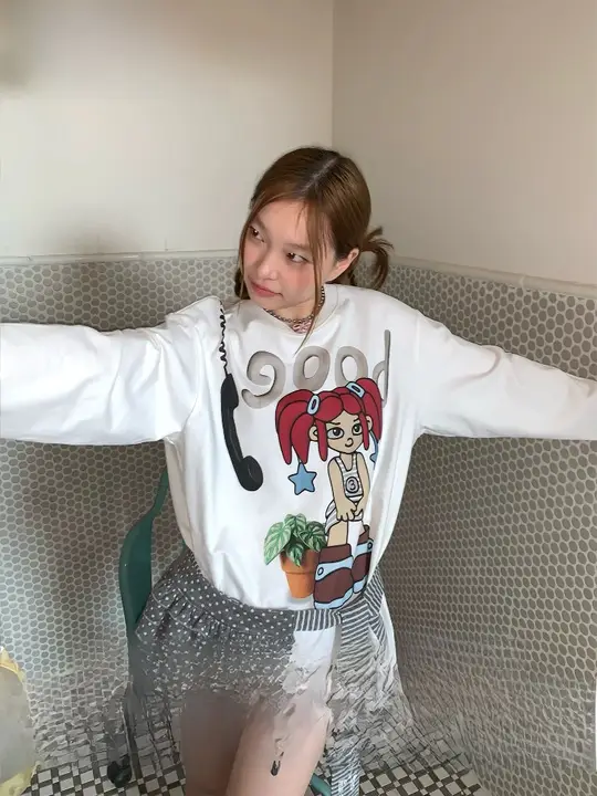 赤いアビーガールのコットン長袖Tシャツ【泥塑スタイル】