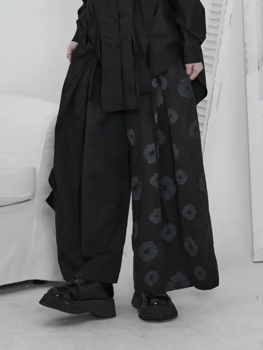 グレー調の花柄ワイドレッグスカートパンツ【落ち感・カジュアルスタイル・シルエット補正】（セットアップ対応）