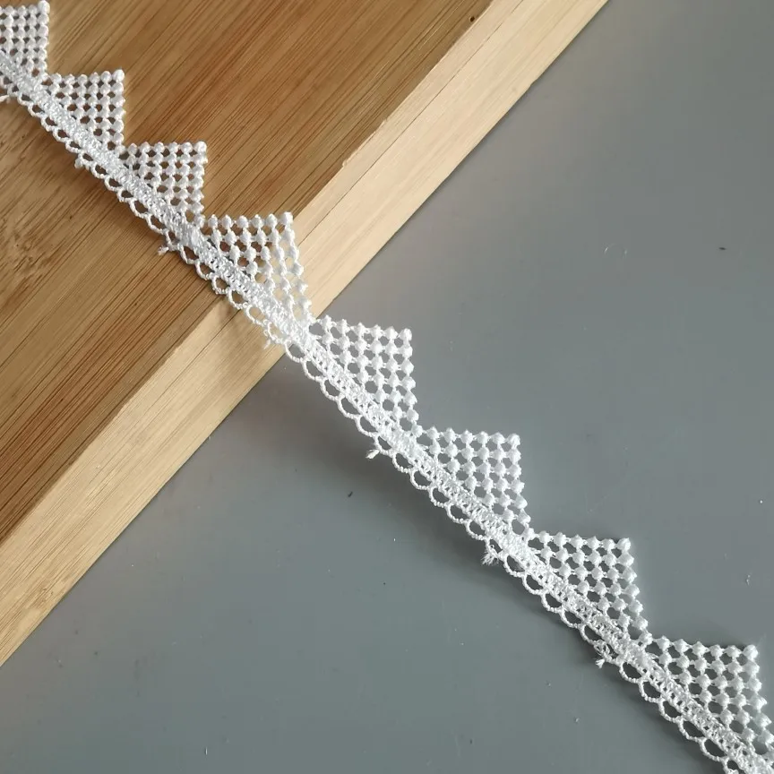 透け感のある刺繍入りレース：衣装装飾用のポリエステル素材が解決するデザインの課題