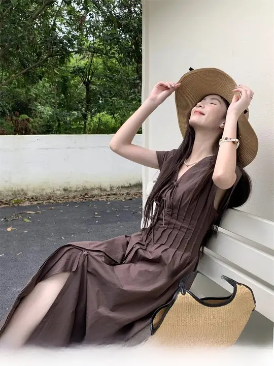 Vネックデザインの小飛袖ワンピース【夏用・個性的なリボンデザイン・ロング丈】