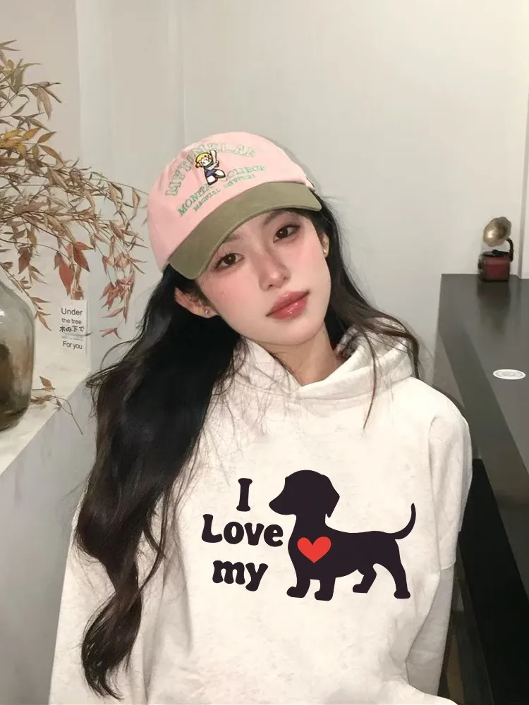 犬のプリント入りパーカー：フード付きカジュアルスタイルの実用性とデザイン分析