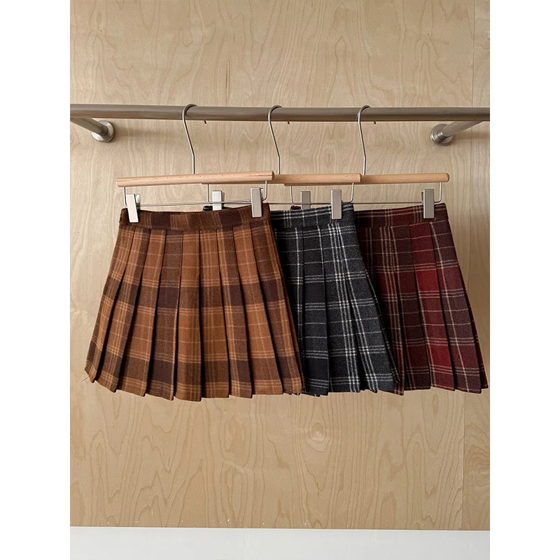 RENA バイカラー チェック柄 ウールJKスカート：秋冬シーズンに最適なハーフ丈プリーツデザインの実用性解析
