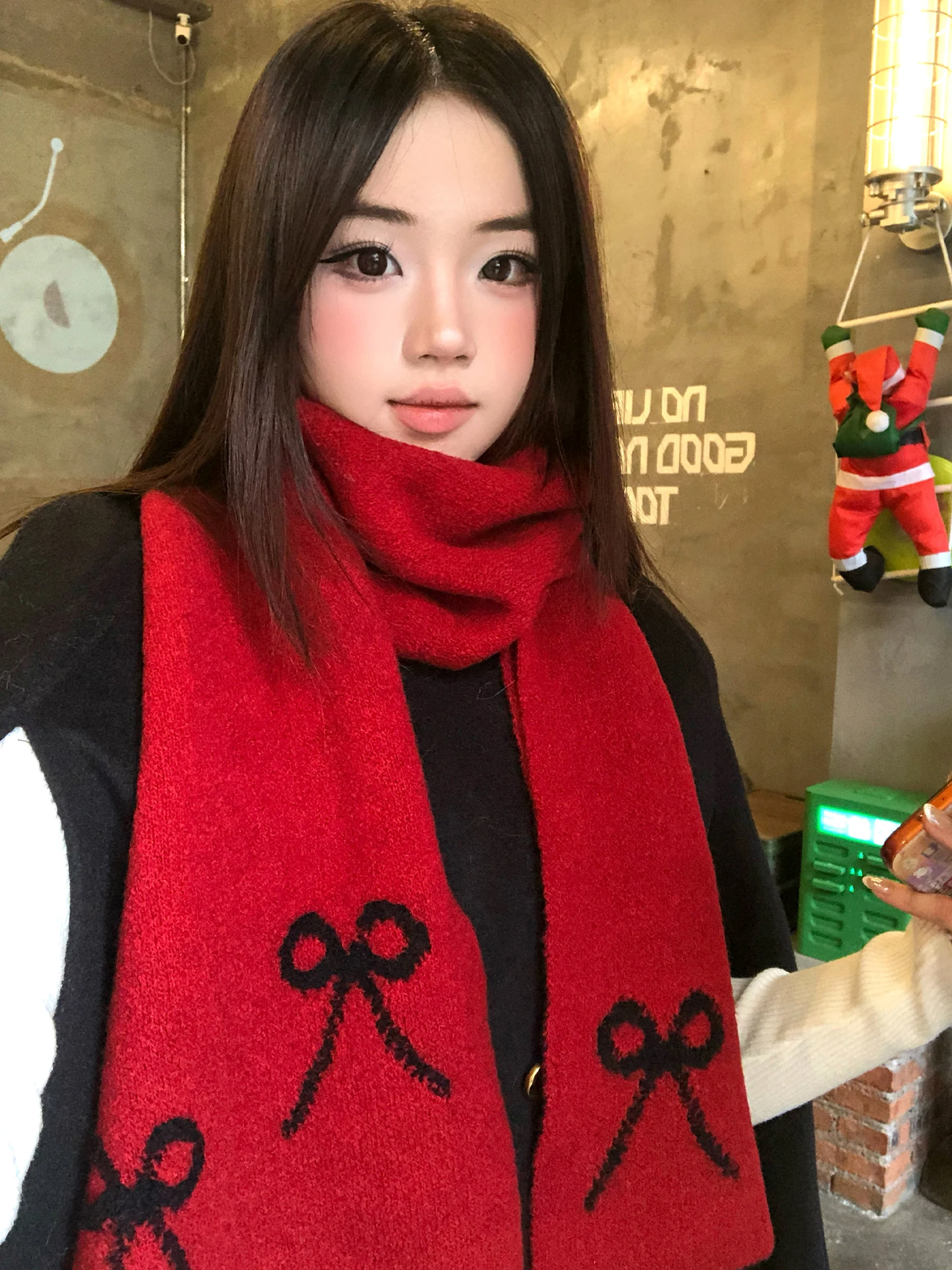 赤チェックマフラーを選ぶべき理由は？冬の日常を彩る1つの魔法