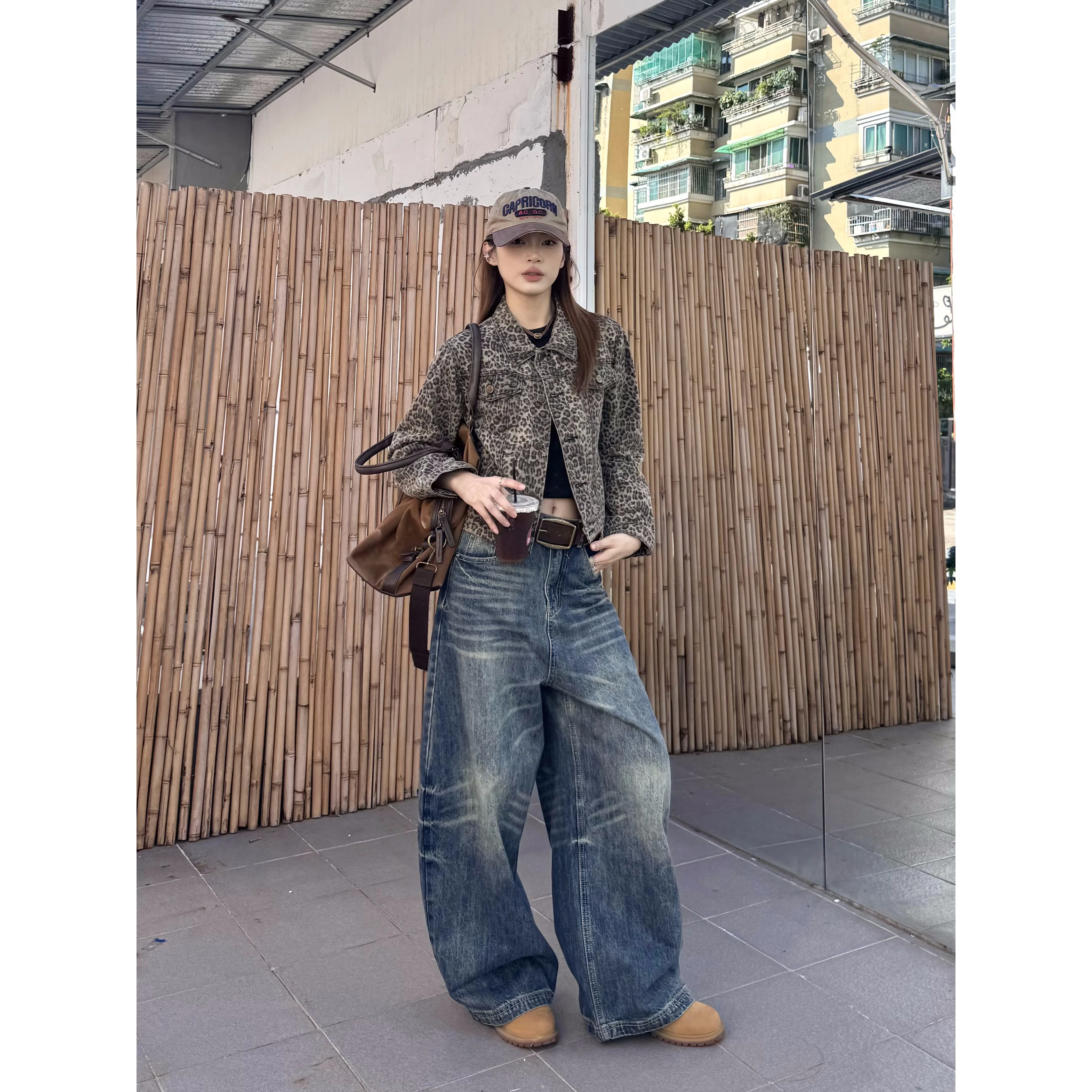 きれいめ ストリート パンツ：レトロブルーのワイドレッグデニムが実際どうなのか