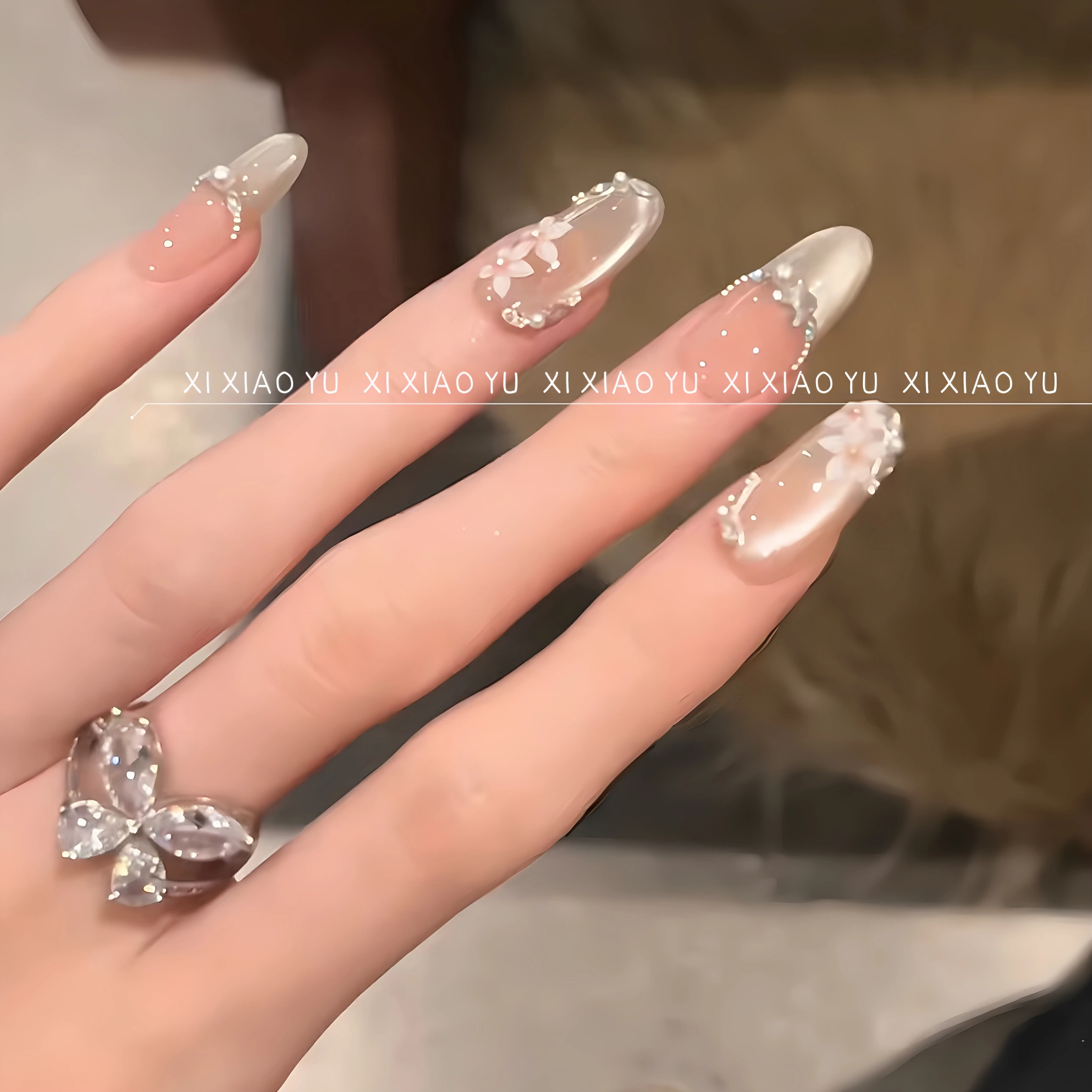 初春の白いキャットアイネイル【清涼感・ハンドメイド・華やかさ】