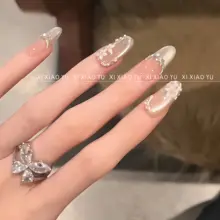 初春の白いキャットアイネイル【清涼感・ハンドメイド・華やかさ】