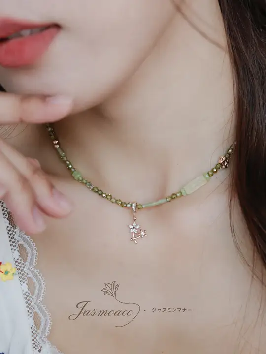 オリーブグリーンの華やかな天然石ジルコニアビーズネックレス【鎖骨チェーン・女性用】