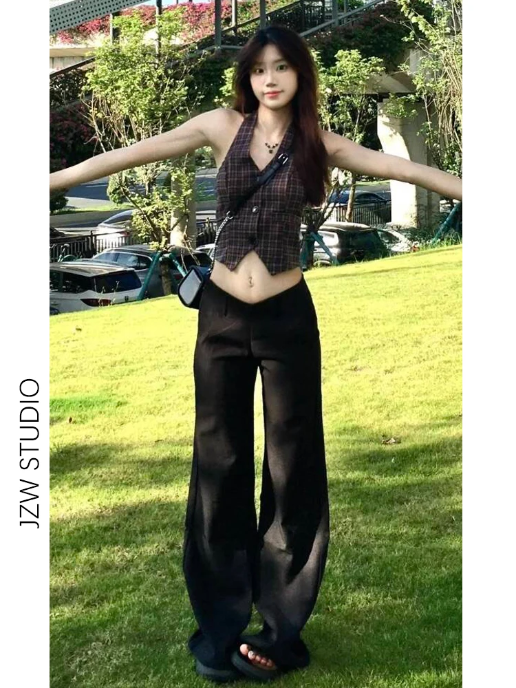 美しいシルエットの黒のローライズフレアパンツ：スリットフレアパンツとセミフレアパンツの間で最適な選択とは？