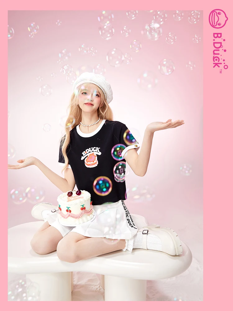 バンダックデザインの短袖Tシャツ：水色と黄色の色合いを比較するカジュアルファッションの選択