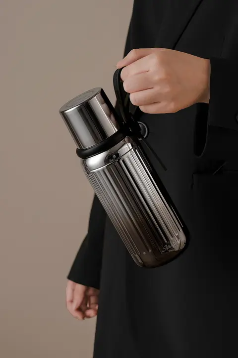 スタイリッシュな316ステンレス製保温カップ【学生向け・多用途・高品質】