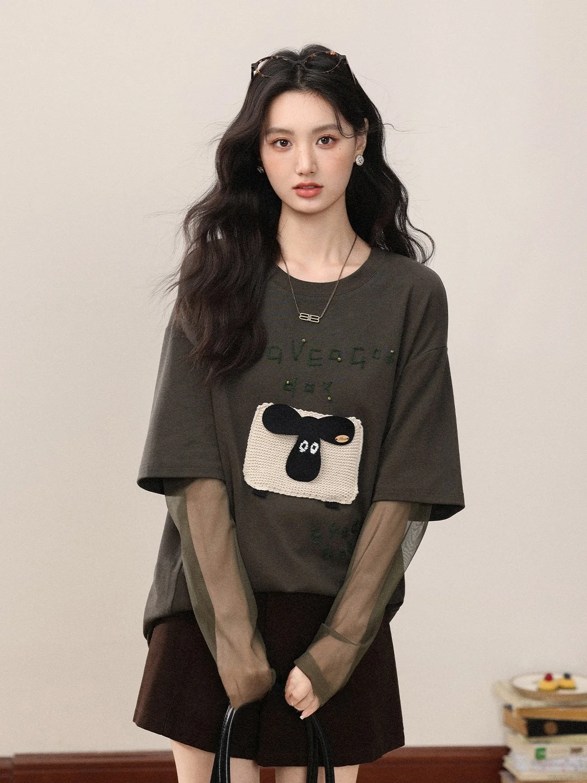 カフェ色のメッシュTシャツをどう選ぶ？小香風のモードスタイルが通勤や日常で活きる理由