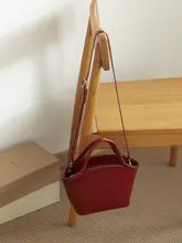 レトロデザインの牛革バケットバッグ【ハンドル付き・ショルダーストラップ・赤いカゴデザイン】