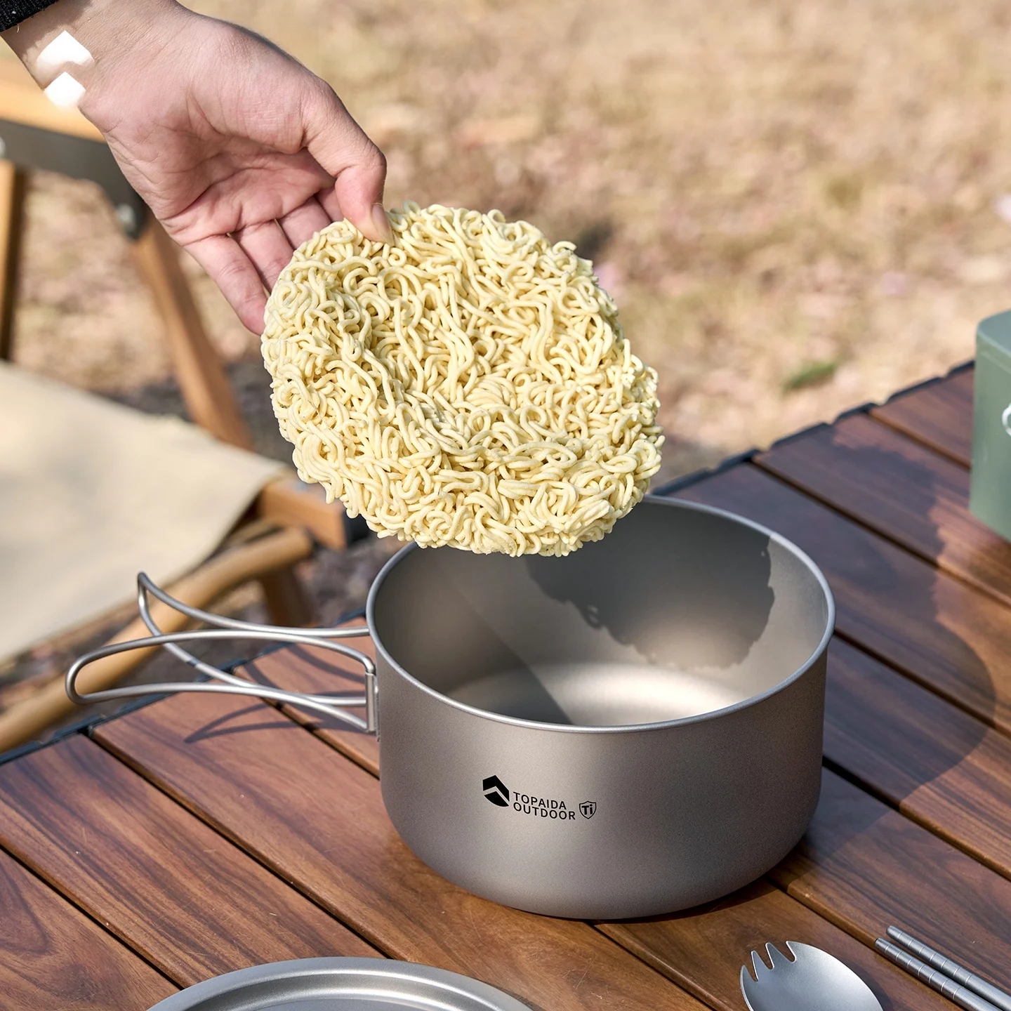 純チタン製アウトドア炊具セット：キャンプ調理器具の軽量・耐久性と収納の実用性