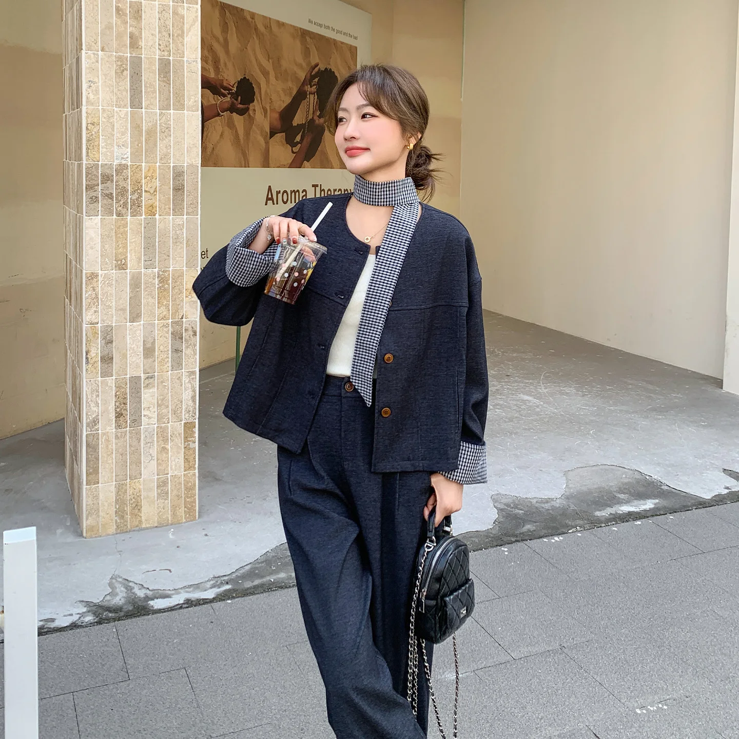 70年代ファッションのリュックスタイルは今でも着れる？チェックジャケットとワイドパンツの組み合わせが解決する
