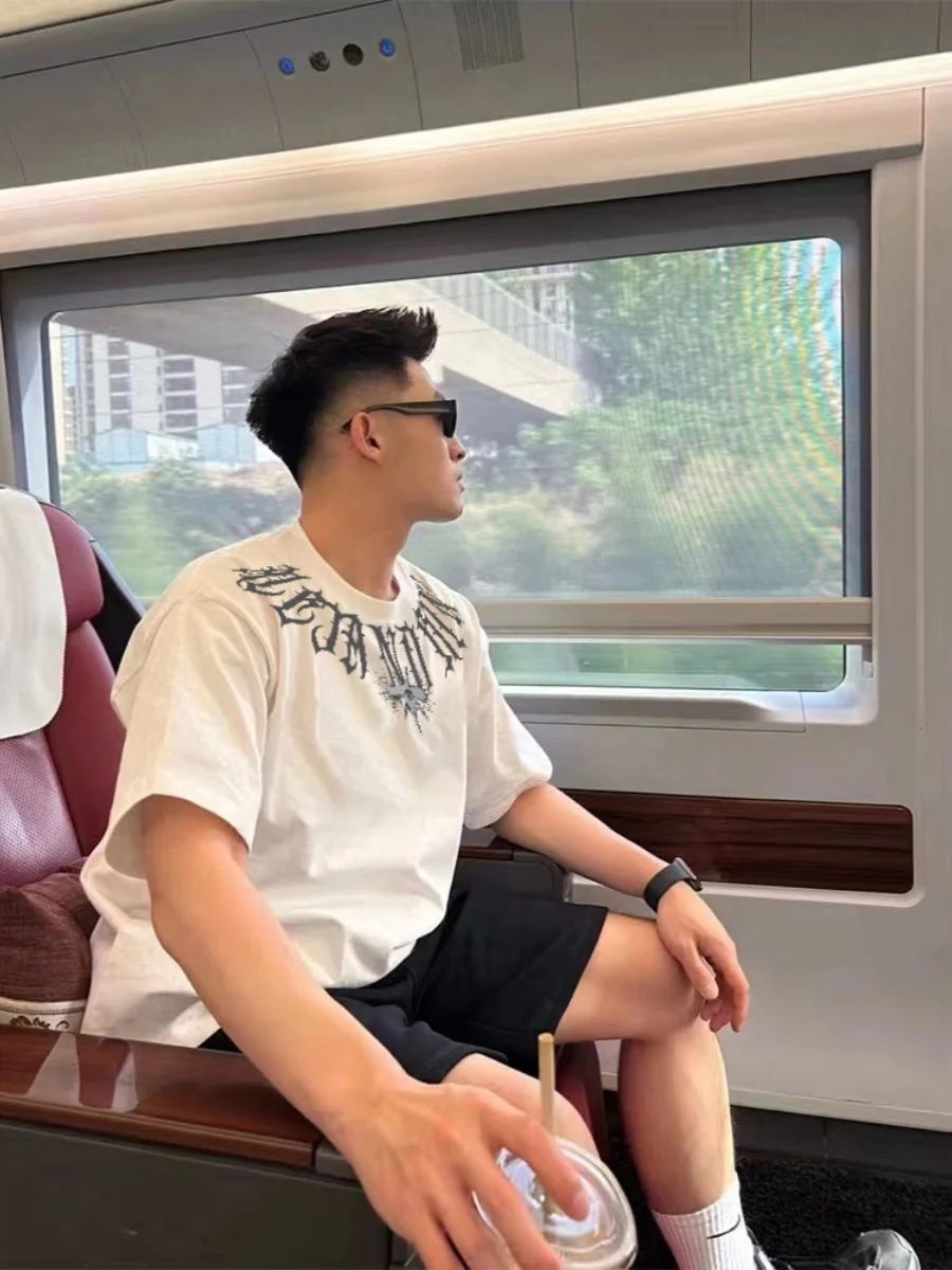 人気のモード系Tシャツとは？そのデザインと着こなしのコツを、1枚のTシャツで解き明かす