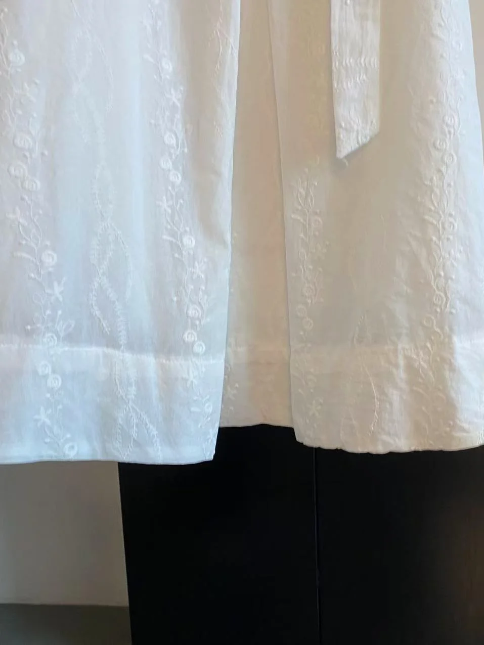 女性用ツイストデザインキャミソール：Vネック・ゆったりシルエットで着用する私服の選び方