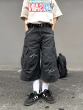 深灰色のワークスタイル七分丈パンツ【男女兼用・刺繍・多ポケット・ゆったりとしたデザイン・夏用】（セットアップ対応）