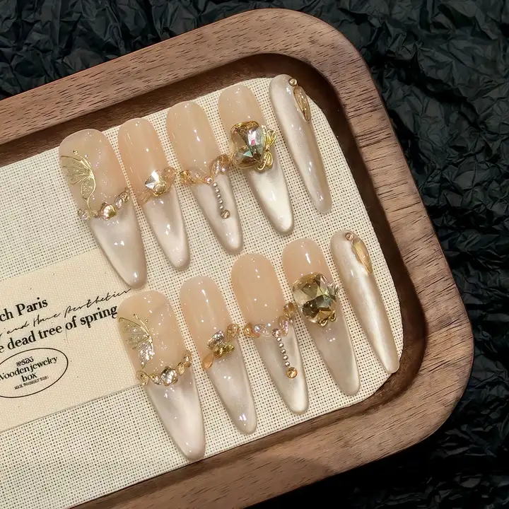 ハンドメイドの葉っぱ蝶ネイルチップ【ヌードカラー・ゴールドリーフ・立体デザイン・オフィス向け】