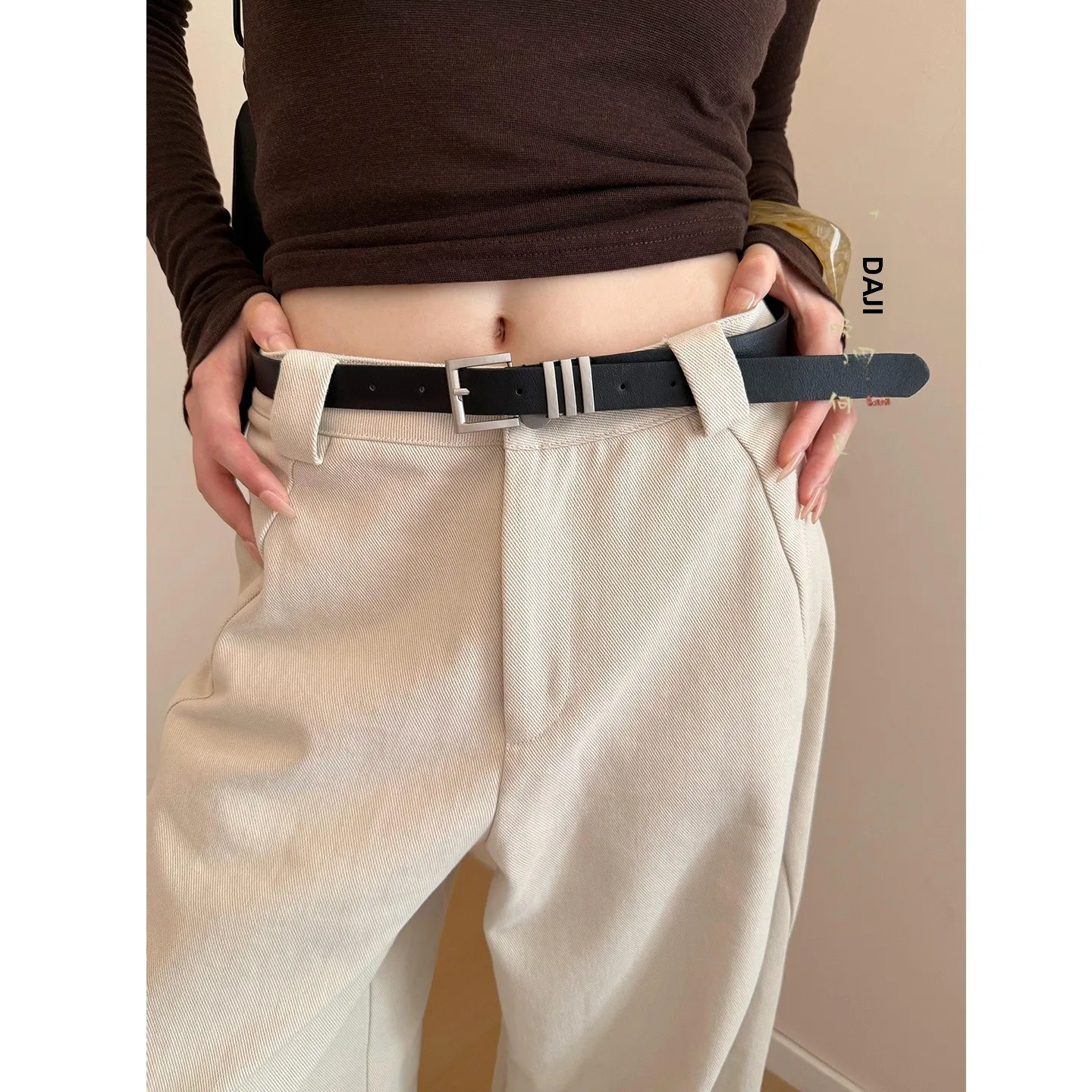 ヴィンテージ感あるバックルベルト：レディースデニムパンツに最適なデザイン性と実用性