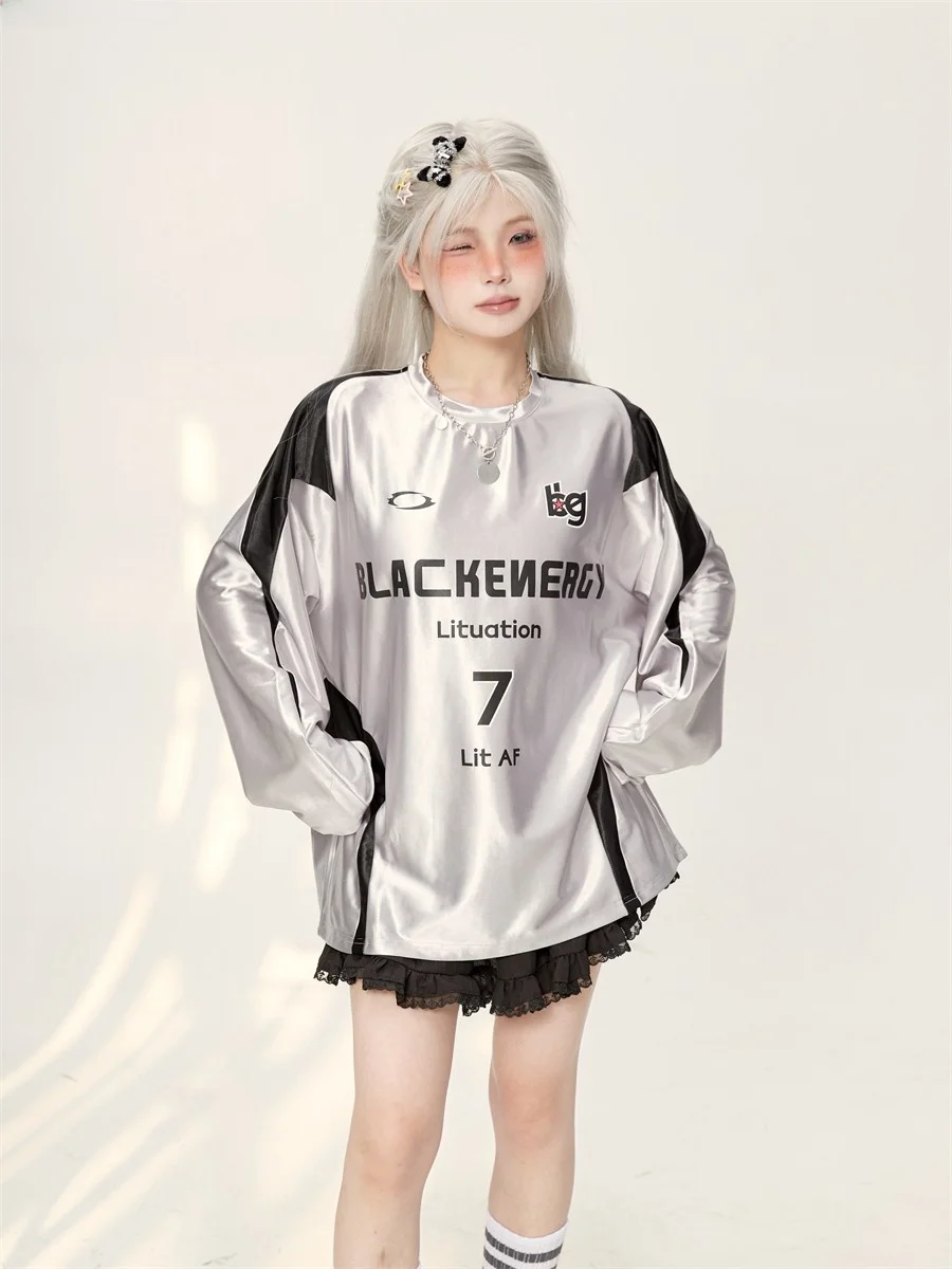 ゆったりとしたシルエットの長袖Tシャツ：通勤風のプリントデザインが秋に最適な理由