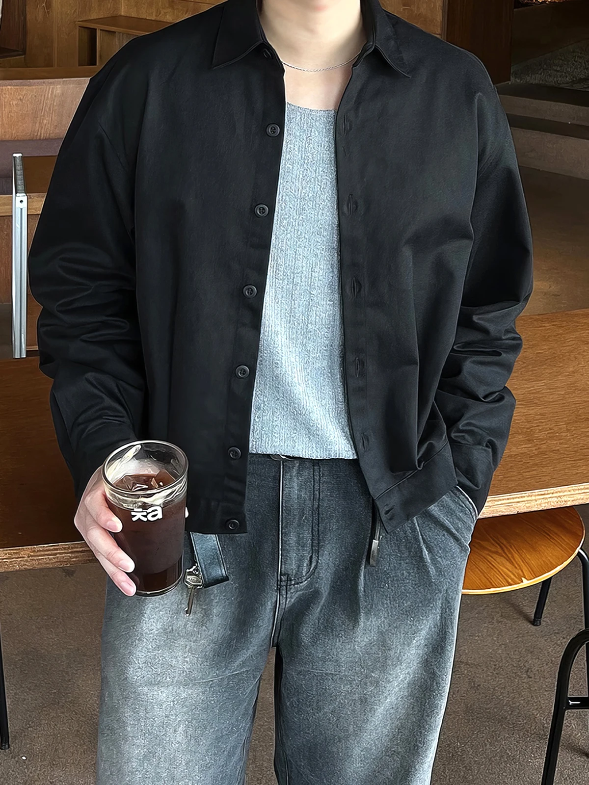 オフィスカジュアル メンズ 通勤スタイルで迷うなら、この1アイテムが救う！