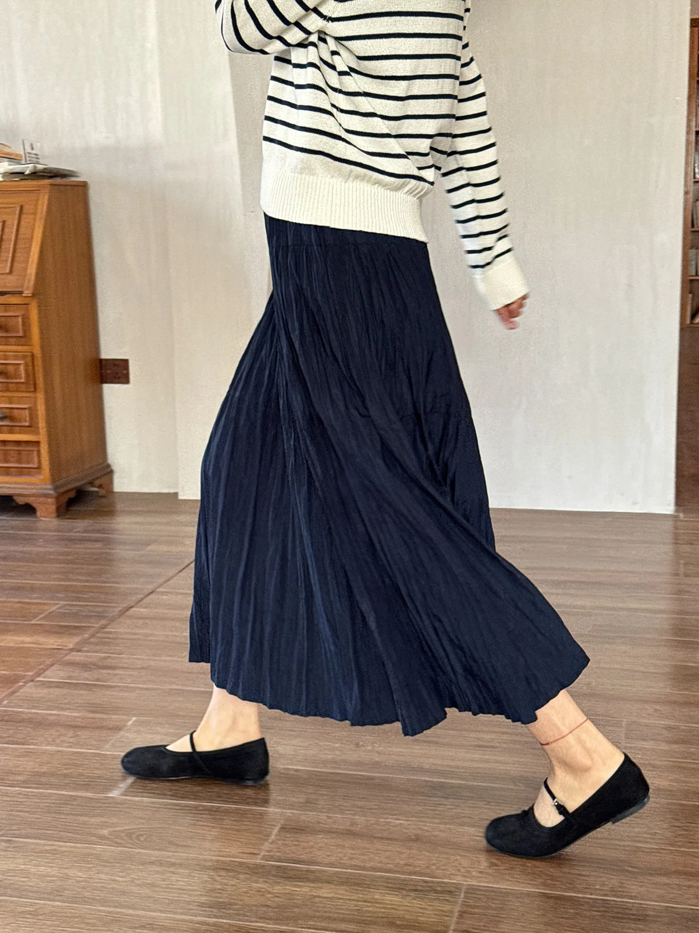 落ち着いた色合いの中長丈スカートが50代女性に最適な理由