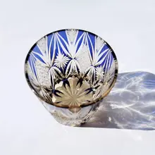 高級感のあるブルークリスタル製ウイスキーグラス【手彫りの花模様・ギフトボックス入り】