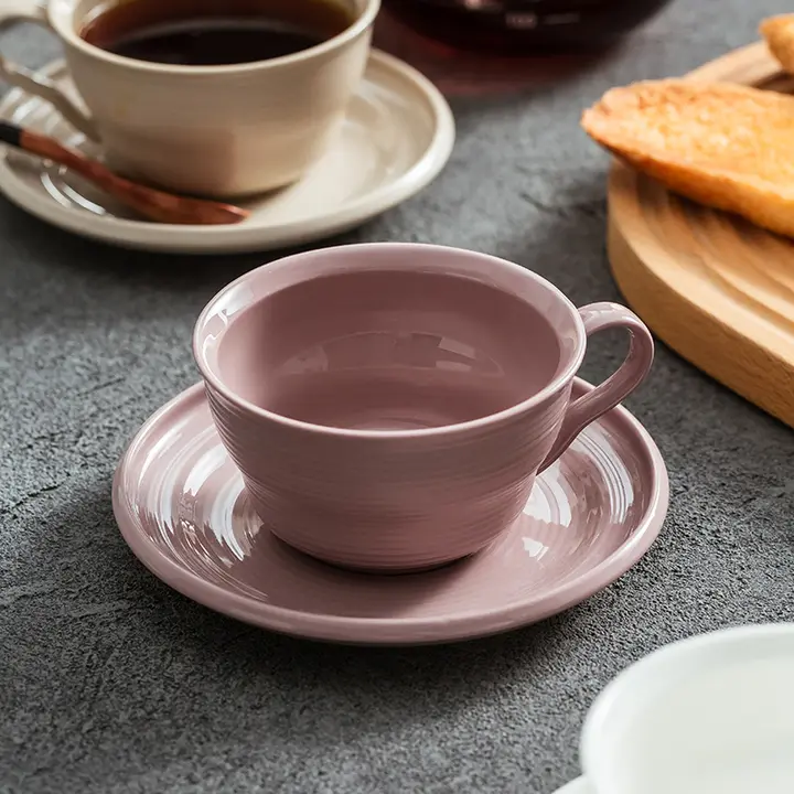 洗練されたデザインの陶器製マグカップ【個人用・カフェスタイル】
