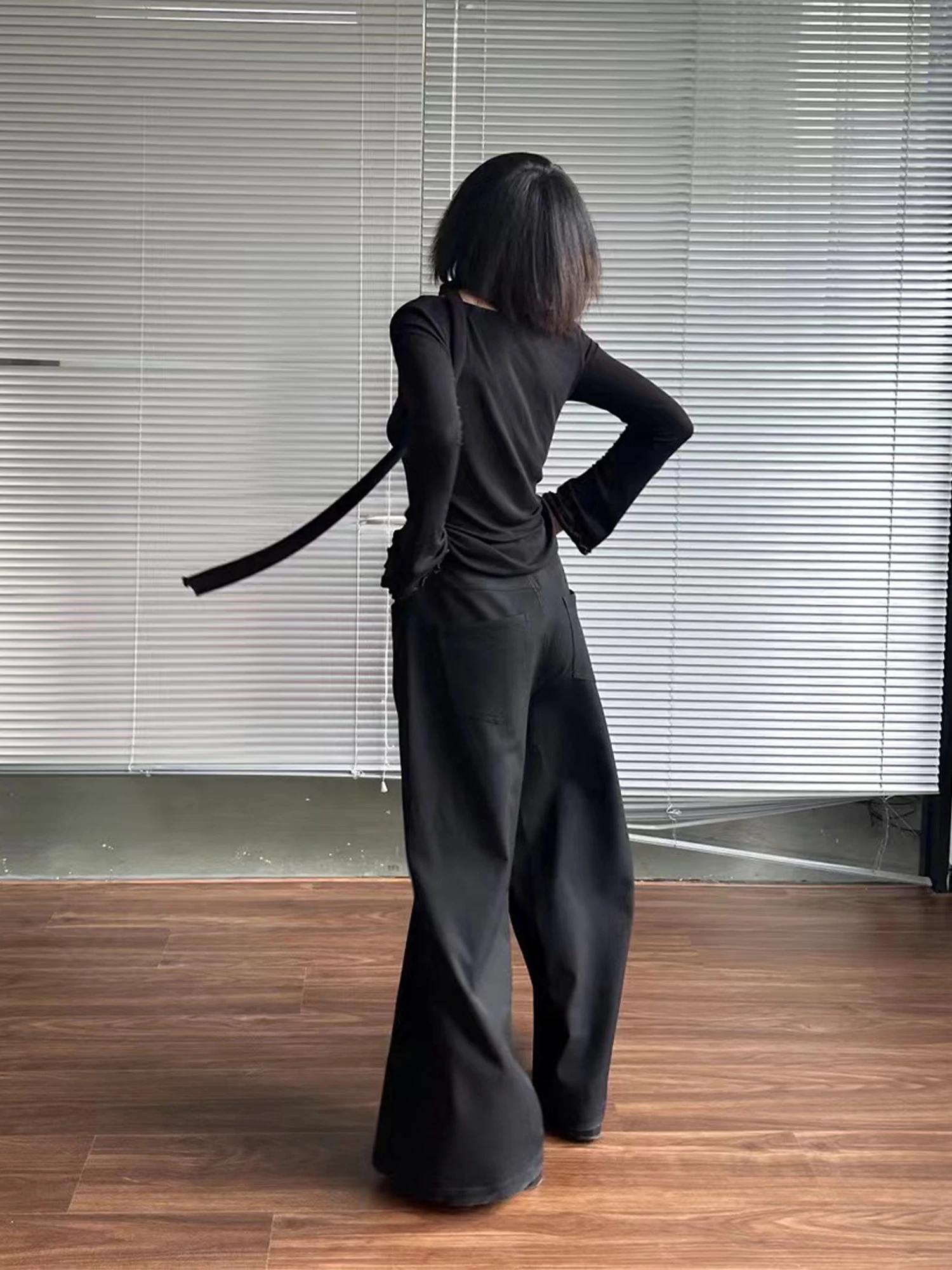 ワイドパンツをどう選ぶ？日常使いに最適な黒のゆったりロングパンツの選び方と活用法