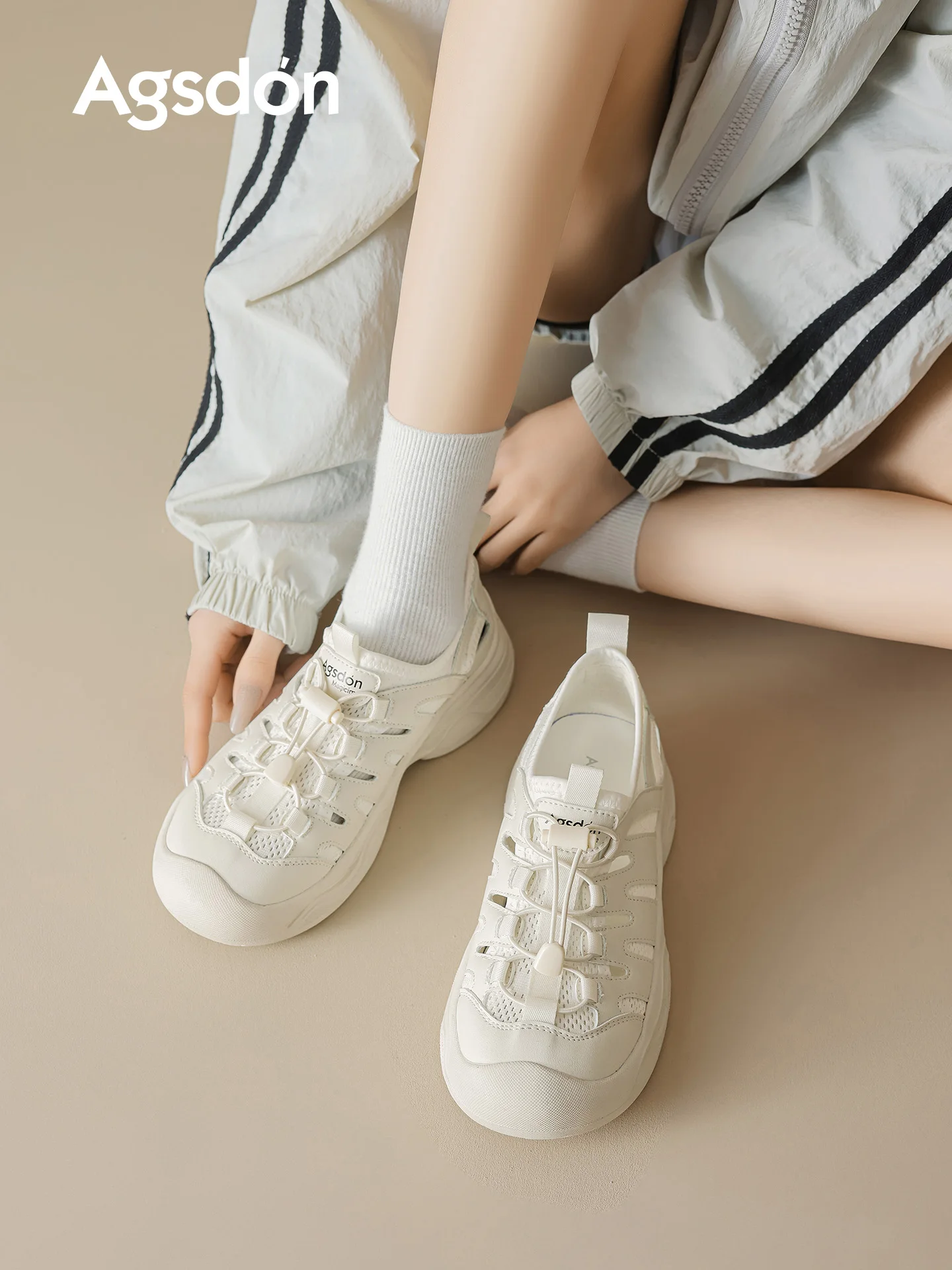 厚底デザインの運動用サンダル：女性向けアウトドアハイキングに最適な快適性を実証