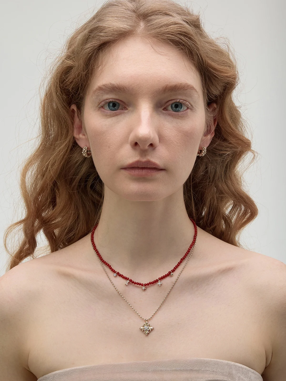 イリス・シェンフアオリジナル二層赤瑪瑙ネックレース：多層デザインによる女性らしさの実現