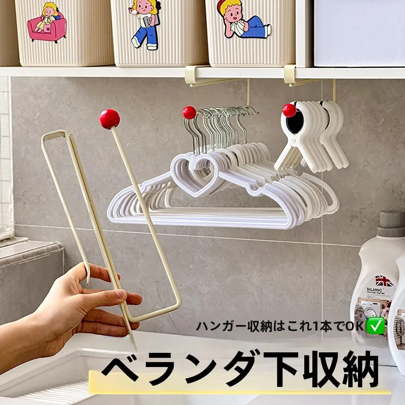 フロア下用ハンガー収納ラック：穴あけ不要・アイロン台付きの多機能収納解決策