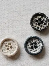 自然な乳白色の滲み縁ボタン【テクスチャー感・破れ感】