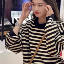 ストライプデザインのクルーネックニットトップス【レディース・長袖・秋冬用】