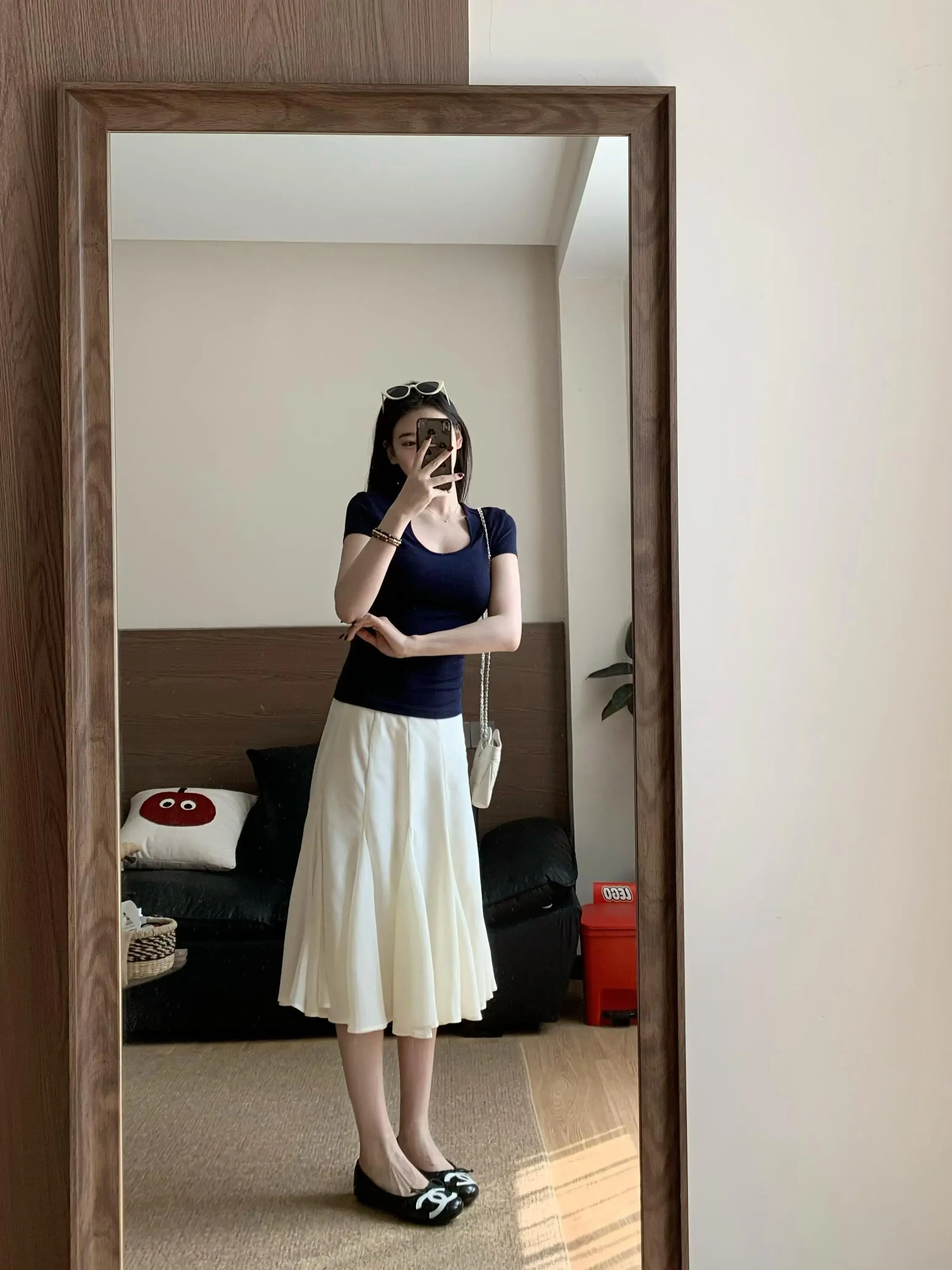 杏色ドレープハイウエストAラインスカート：シンプルきれいめコーデの定番アイテムとしての実用性と着こなしのバランス