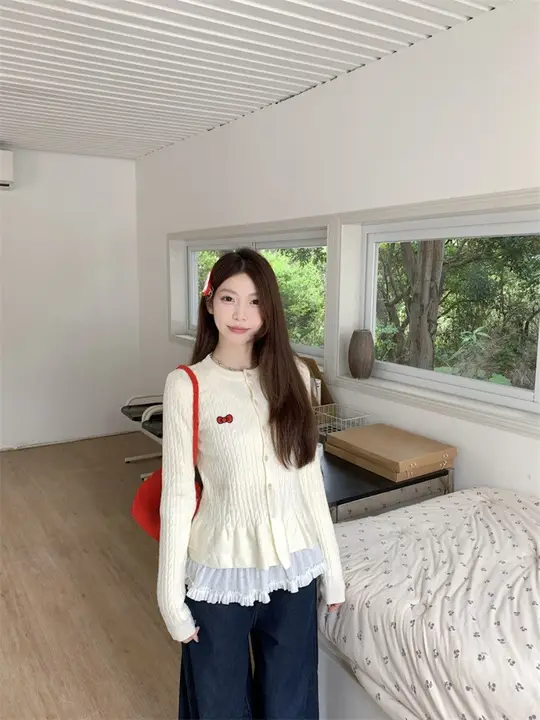 麻花デザインのニットカーディガン【女性用・フラワーレースVネックTシャツ付き】（セットアップ対応）