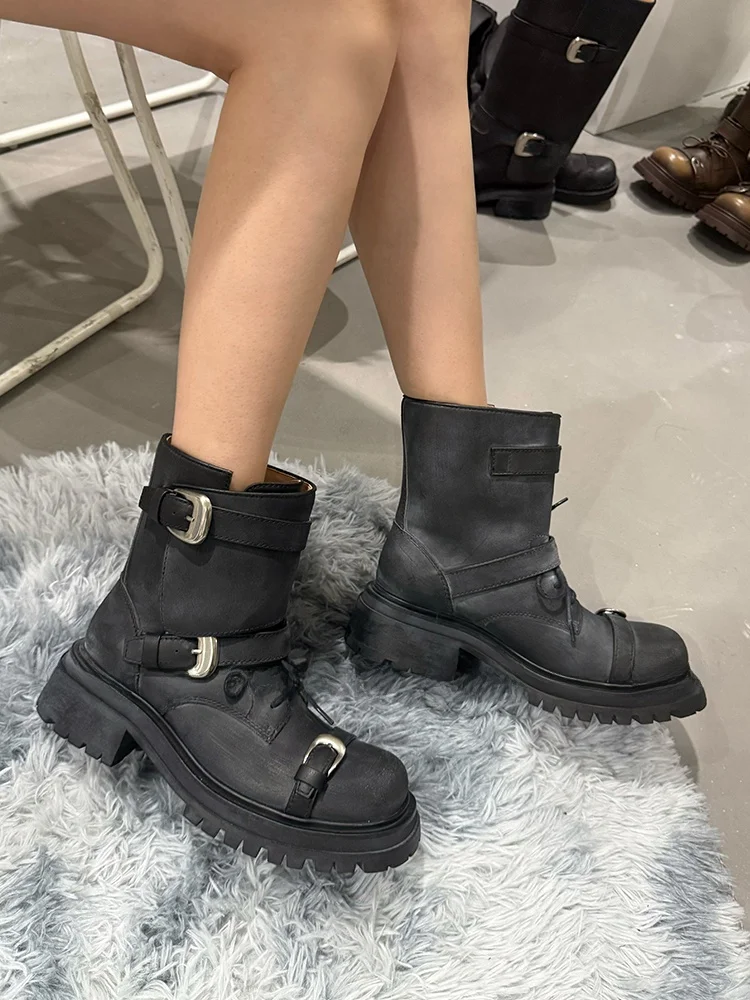 秋冬用三層ベルトデザインのショートブーツ：女性向けバックル付きファッションブーツの実用性と使い分け