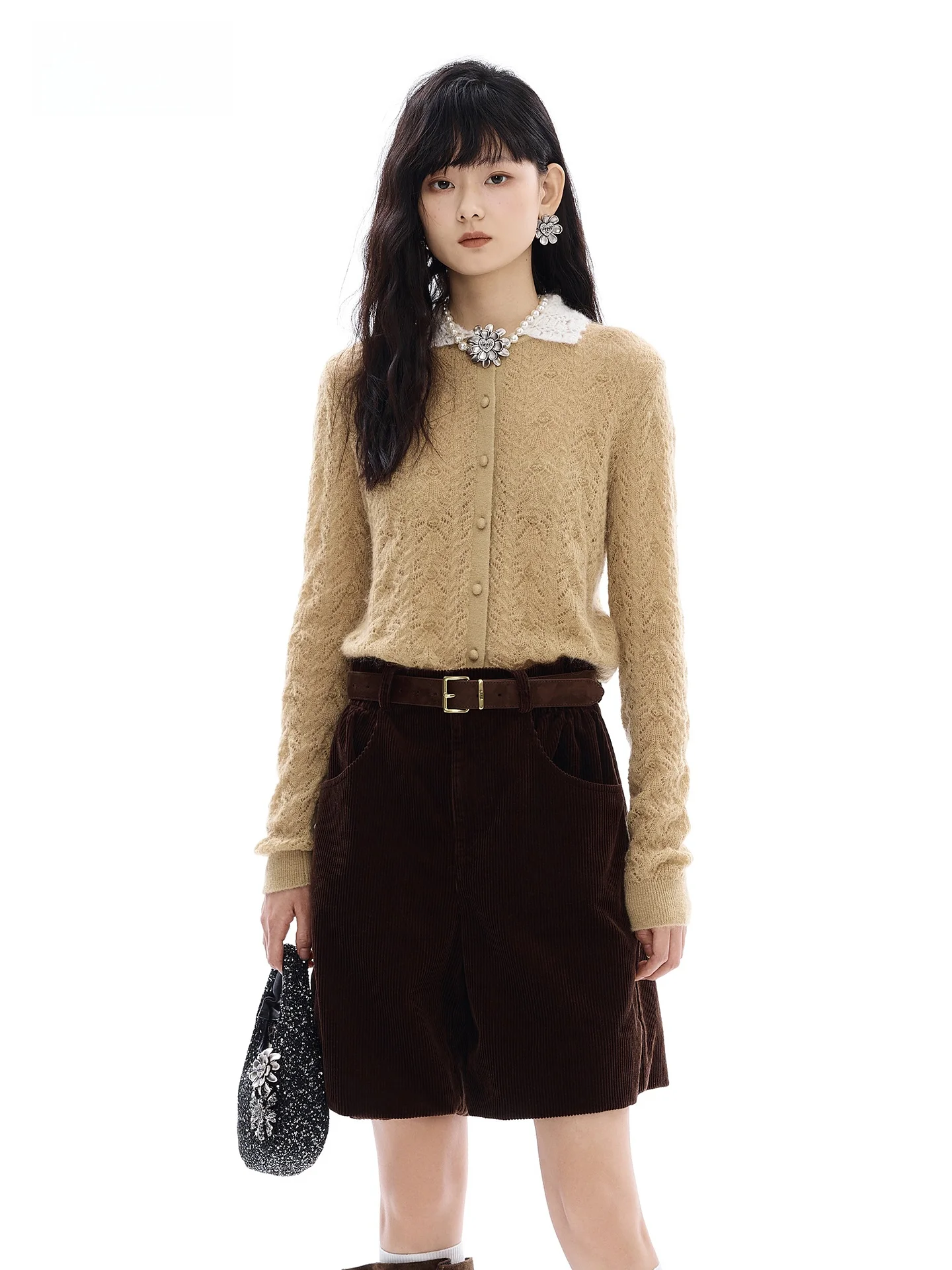 ロングニットの定義と実用性：レトロデザインの透かし編みニットトップスの使い方
