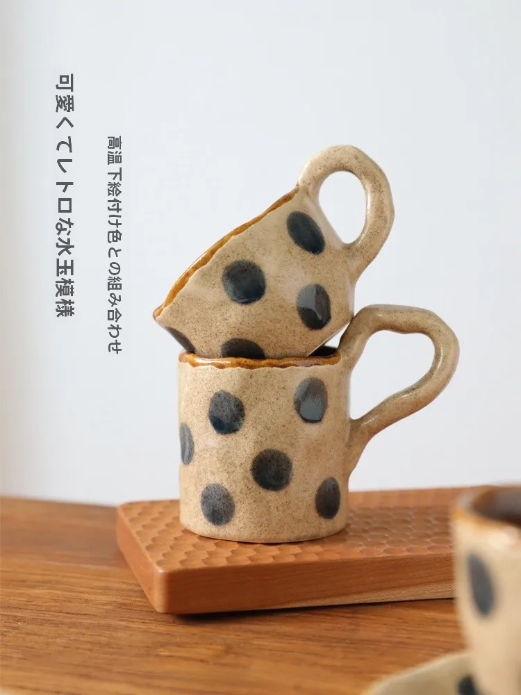 日本風レトロ陶製マグカップ：ドット模様の手描きデザインとラテアート対応